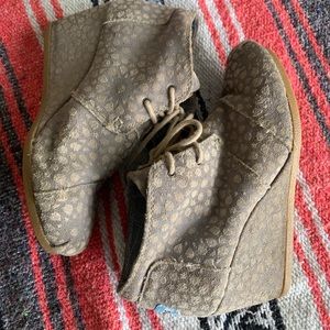 *GREAT CONDITION* TOMS Suede Lace Up Wedges